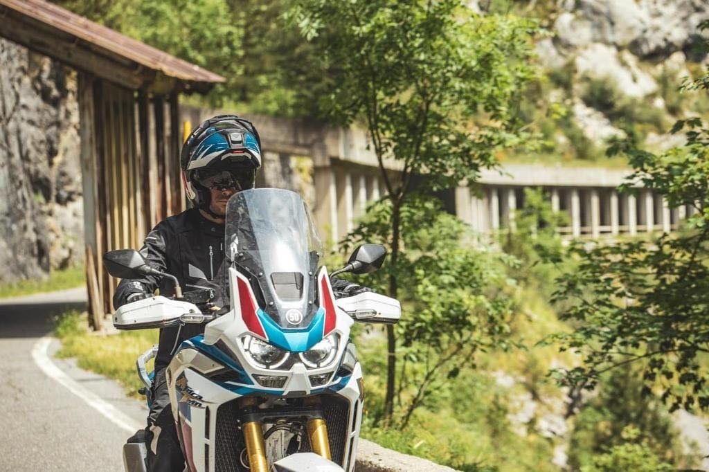 Schuberth E2: l’Adventure apribile